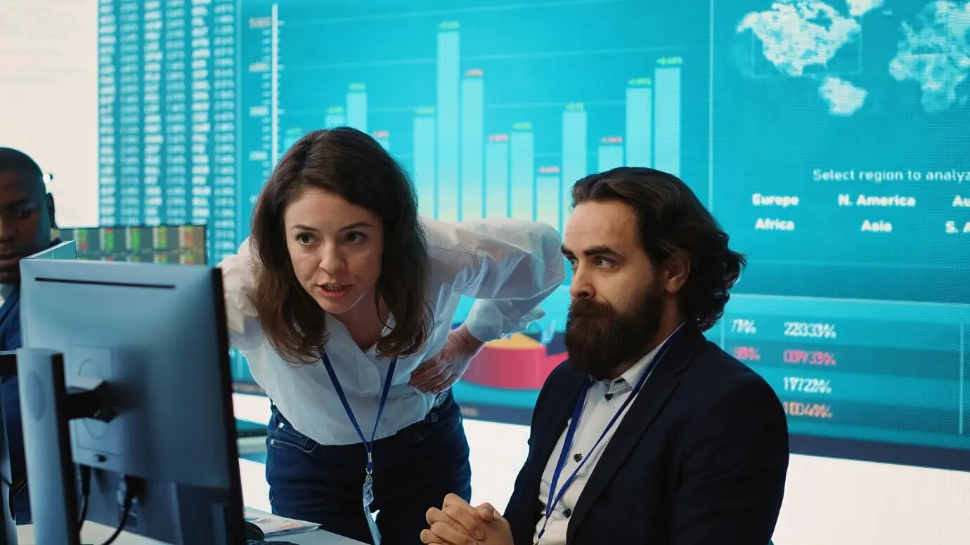 Раздражённый руководитель кричит на коллегу после того, как тот не смог рассчитать расходы.