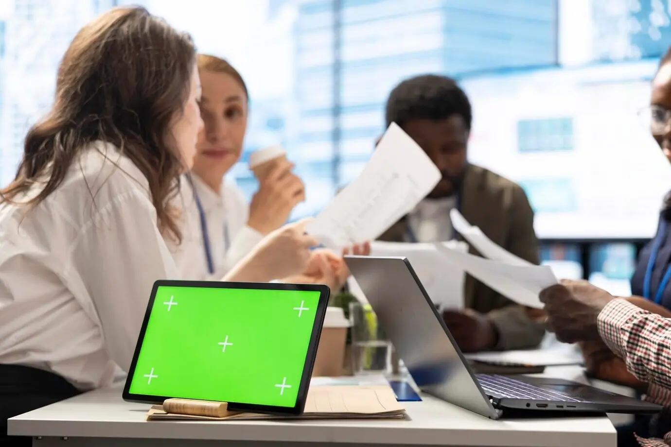 Прогноз: аффилированные лица, занятые разработкой планов расширения бизнеса, с изолированным макетом.